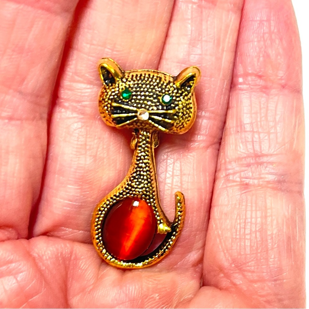 Cat Brooch, NIP, vintage style with Red Gemstone on golden base, display case - Picture 4 of 6
